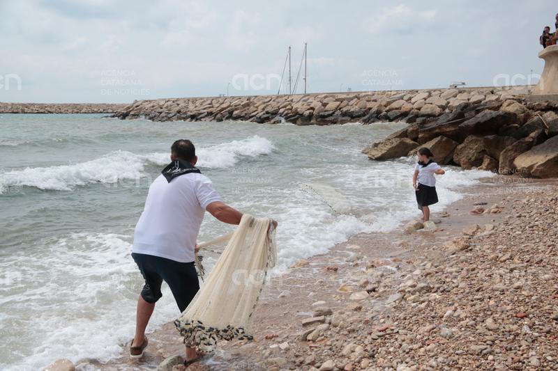 Les remendadores de les Cases d'Alcanar recorden el paper de les dones en el passat mariner del poble