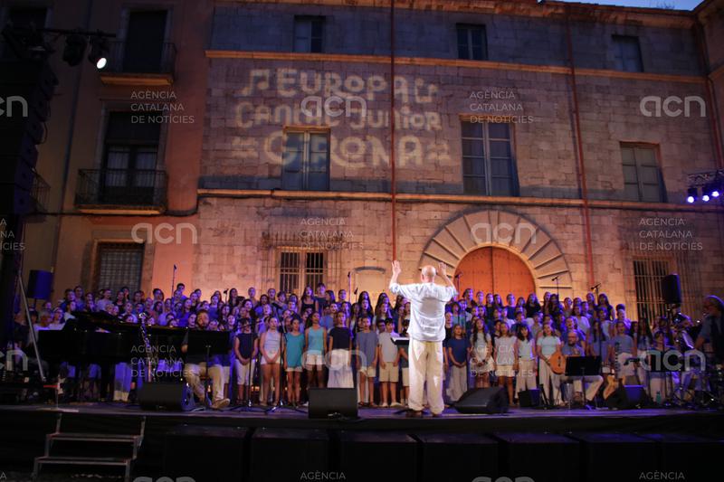 200 cantaires donen el tret de sortida a l'Europa Cantat Junior amb un concert a les escales de la catedral de Girona