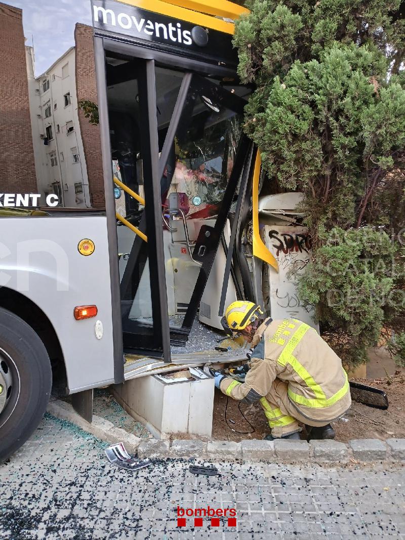 Cinc ferits en un accident d'autobús a Cerdanyola del Vallès