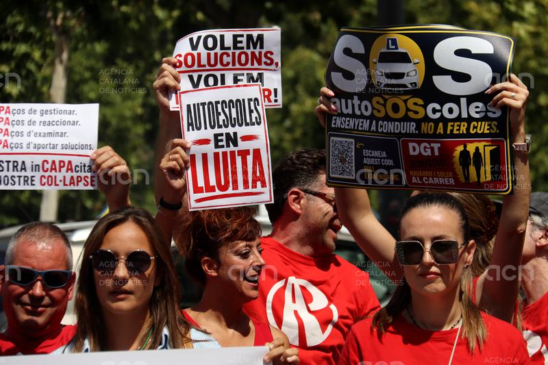 Sonora protesta de les autoescoles de Lleida davant la DGT pel “col·lapse” en els exàmens de conduir