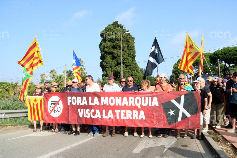 Una cinquantena de persones tallen l'accés a les ruïnes d'Empúries per protestar contra la visita de la família reial