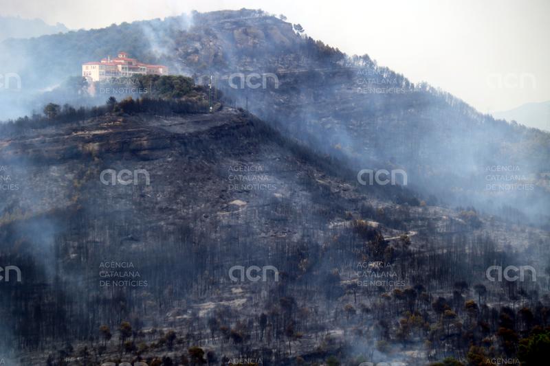 Els Bombers donen per estabilitzat el foc de Sant Quirze Safaja i mantenen els confinaments per precaució