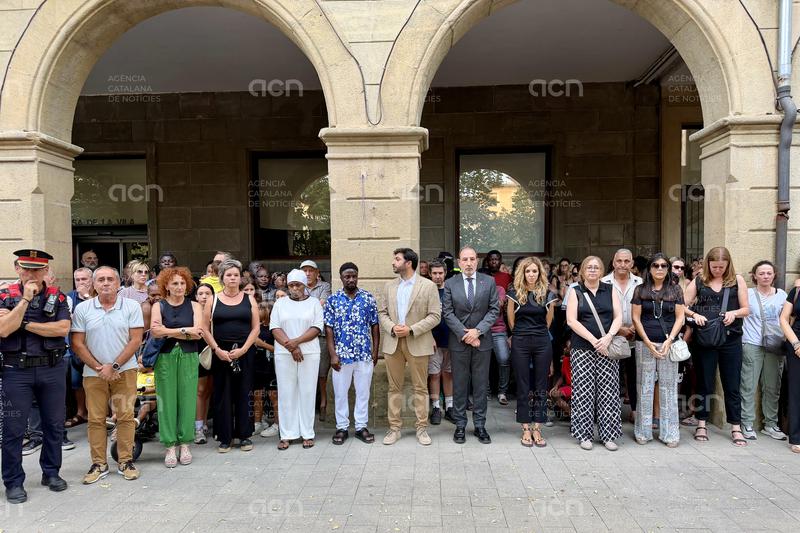 Més de mig miler de persones es concentren a Manlleu per la mort dels dos menors d'onze anys ofegats al riu Ter