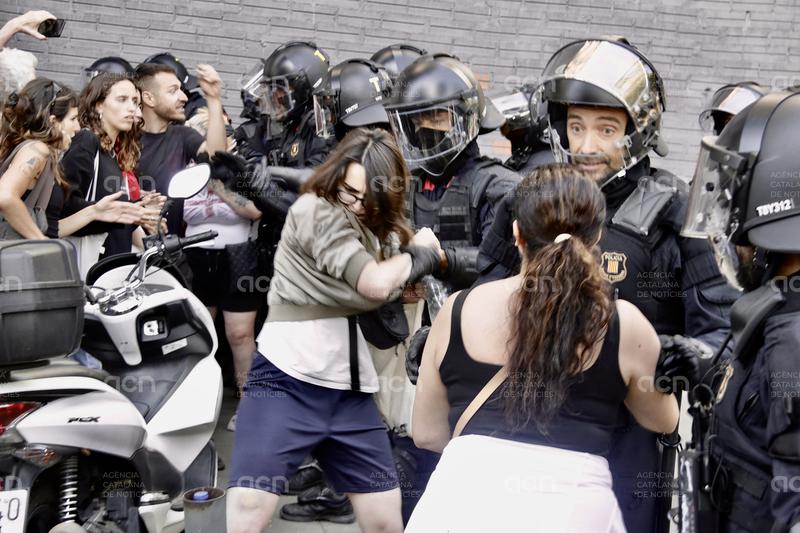 Aturen temporalment els desnonaments pendents aquest estiu als blocs de la Rambla de la Mina