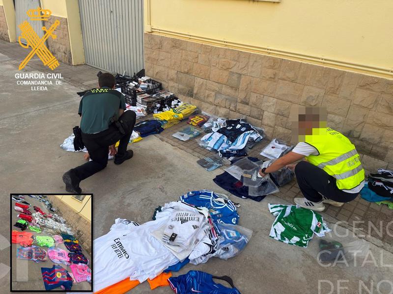 Decomissen 723 peces de roba falsificades i valorades en 67.570 euros d'una parada del mercat de Torrefarrera