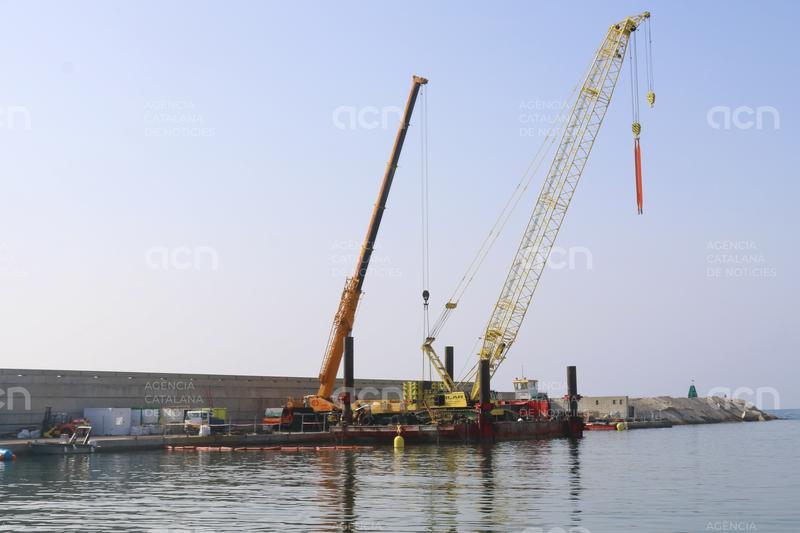 Una plataforma flotant permet arrencar l'última fase de reconstrucció del pont del petroli de Badalona per via marítima