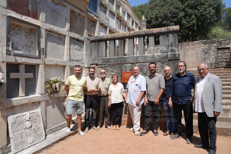 Girona inaugura un memorial en honor al periodista i escriptor Carles Rahola al Cementiri Vell