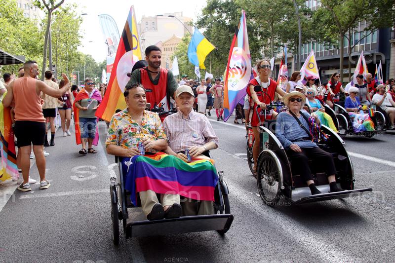 El Pride Barcelona reuneix milers de persones en una manifestació per mostrar "totes les realitats"