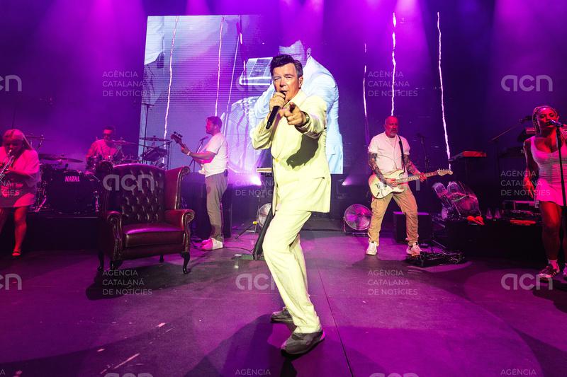 El pop fresc de Rick Astley enlluerna el públic de Cap Roig amb un concert ple d'energia, carisma i grans 'hits'