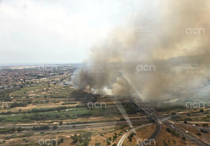 Estabilitzat l'incendi del Prat del Llobregat que ha obligat a tallar la carretera B-250 i un carril a la B-20