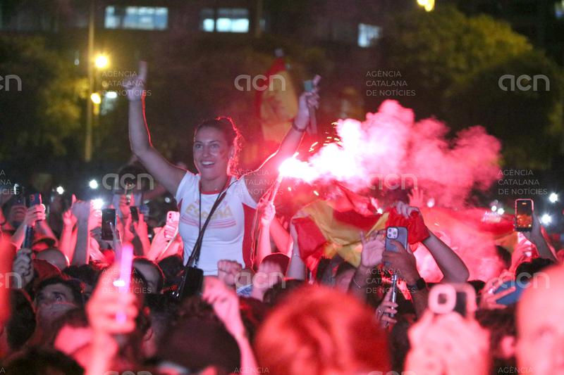 L'afició d'Espanya vibra a Barcelona amb la victòria a la final del Mundial de futbol masculí contra l'Argentina