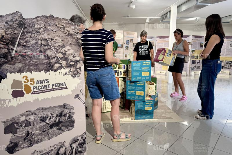 L'exposició '35 anys picant pedra' mostra una dècada i mitja d'arqueologia a  deu jaciments del Jussà