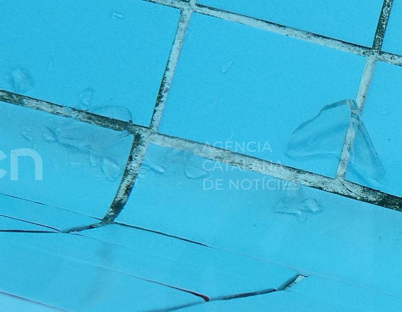 La piscina municipal del barri dels Magraners de Lleida, tancada per vidres a l’interior