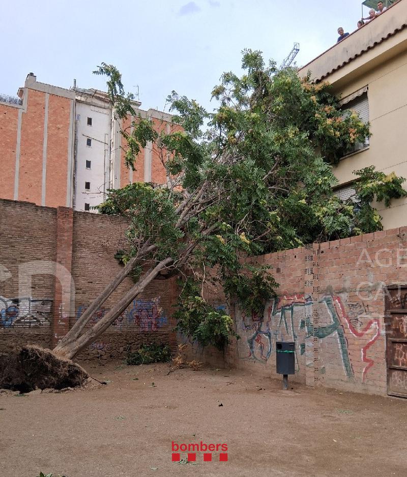 Bandera vermella per tempesta elèctrica a una quinzena de platges de la costa daurada