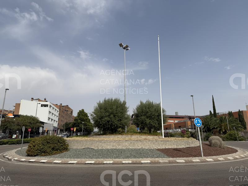 Un jutge confirma l'obligació de l'Ajuntament d'Igualada de retirar l'estelada de la rotonda de davant de l'hospital