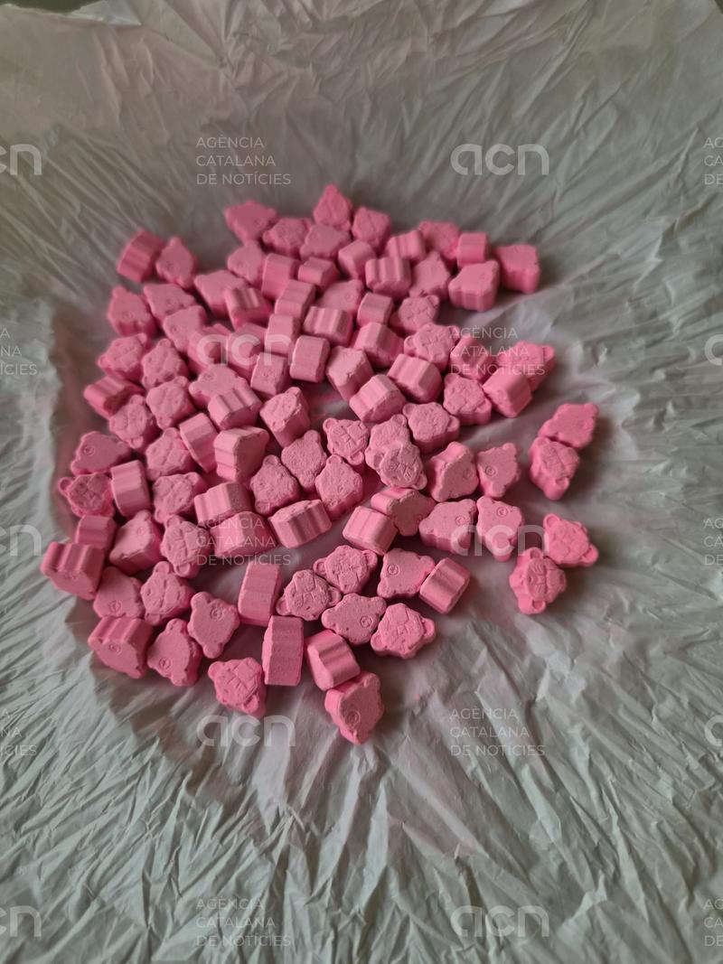 Aturen una dona circulant amb patinet a Olot i li troben 190 pastilles d'èxtasi i una paperina de cocaïna a la motxilla