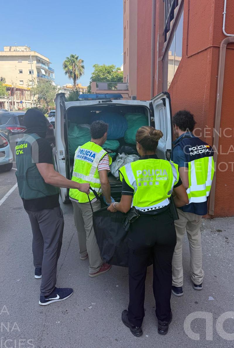 Detenen a Roses dos homes per guardar en un habitatge 1.590 productes destinats al 'top manta'
