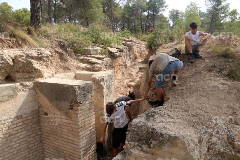 Camps de treball juvenils recuperen trinxeres de la batalla de l'Ebre a la Terra Alta