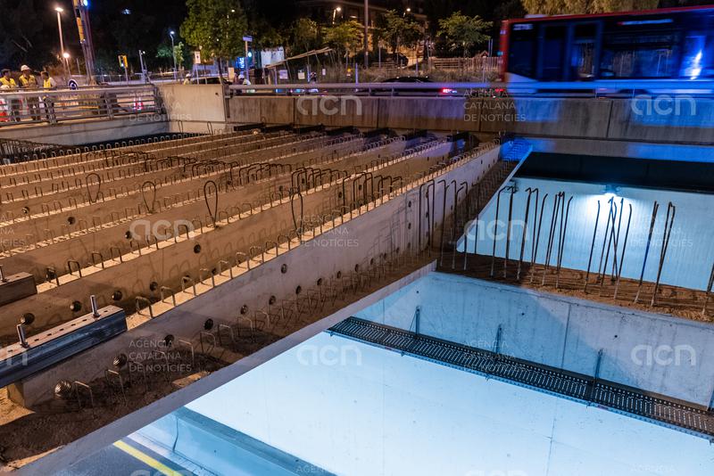 Barcelona comença a instal·lar el nou sostre de la ronda de Dalt entre l'avinguda Vallcarca i l'Institut Vall d'Hebron