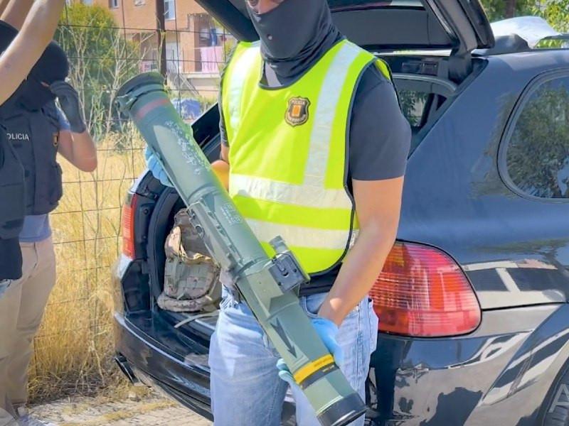 Nou detinguts en un cop contra una xarxa que distribuïa armes sota demanda dirigida des de la presó
