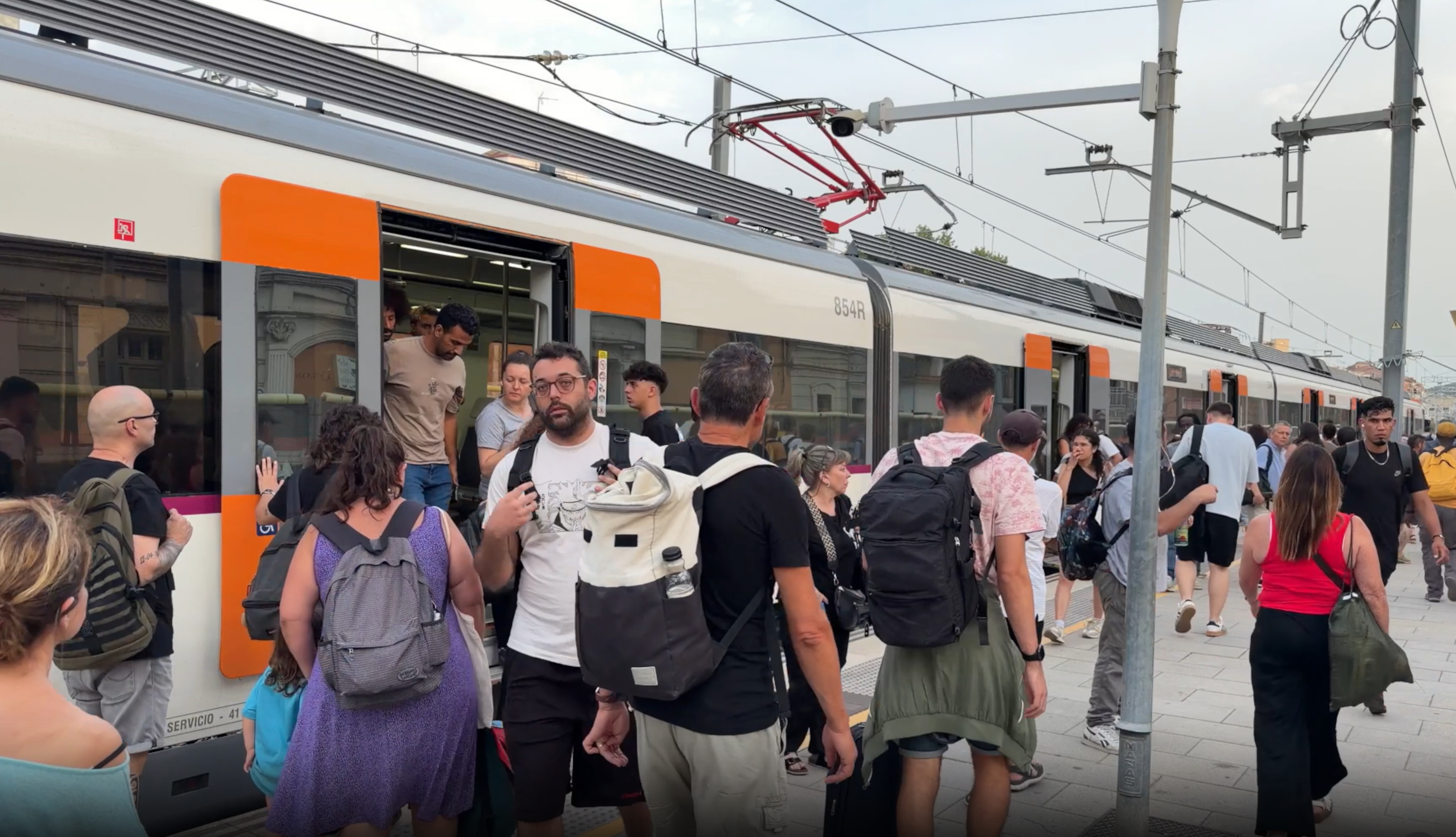 L'esfondrament a Montcada obliga els usuaris a buscar alternatives o fer llargs transbords: "T'has de buscar la vida"