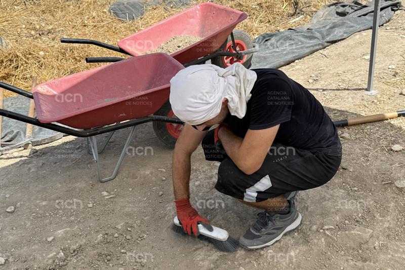 Els equips arqueològics combaten la calor a la Conca de Tremp avançant els horaris de treball a la matinada