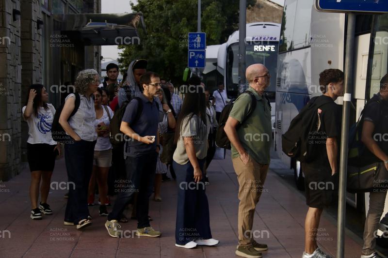 Usuaris de l'R2 i l'R11 viuen amb resignació un nou matí d'anomalies per l'esvoranc de Montcada: "És el pa de cada dia"