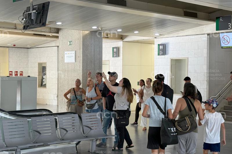 Usuaris gironins de l'R11 es queixen de la "poca informació" a l'estació sobre els retards per l'esvoranc de Montcada
