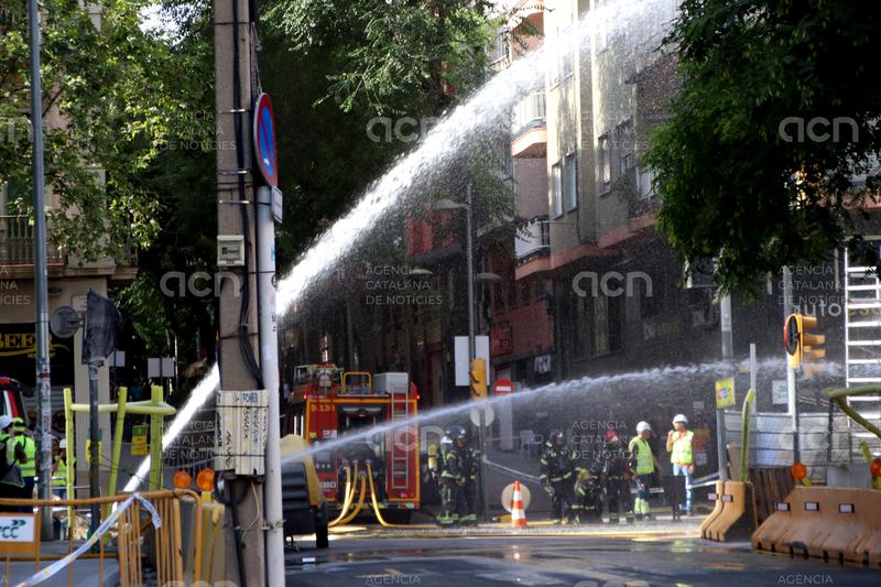 Els Bombers confien que la fuita de gas a la plaça de Sants quedi obturada en les pròximes hores i la flama apagada