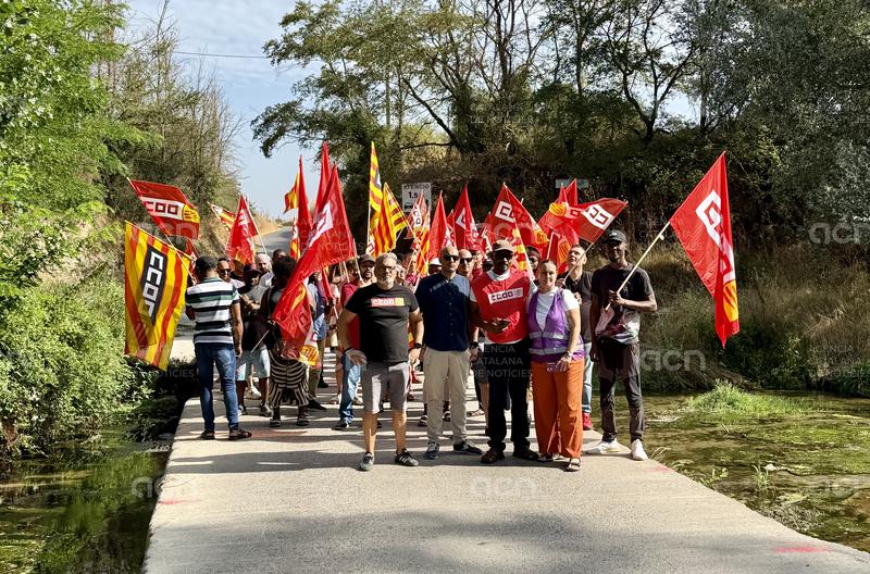Una cinquantena de treballadors de Le Porc Gourmet es concentren per reclamar la nova passera sobre el riu Gurri