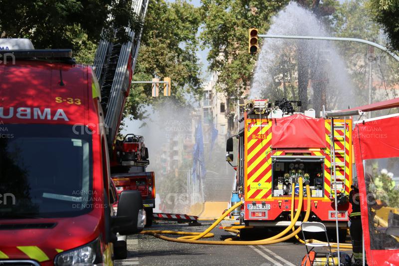 S'apaga la flama de la fuita de gas de la plaça de Sants després de més de dotze hores cremant