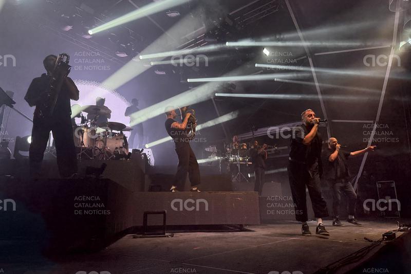 Clara Peya i La Fúmiga emocionen i fan vibrar el Tingladu en la primera de les tres nits de concerts