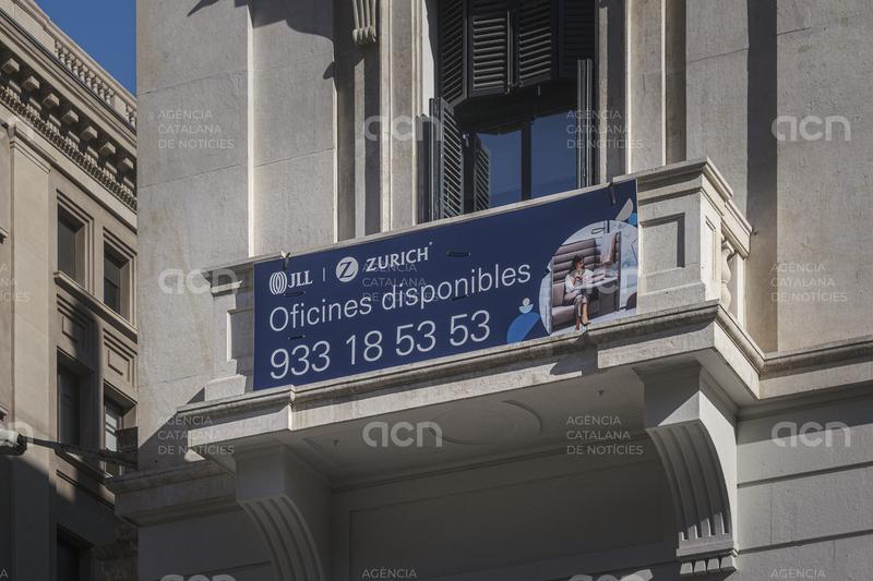 Govern i Comuns proposen reconvertir oficines, hotels i locals per aconseguir uns 20.000 nous habitatges protegits
