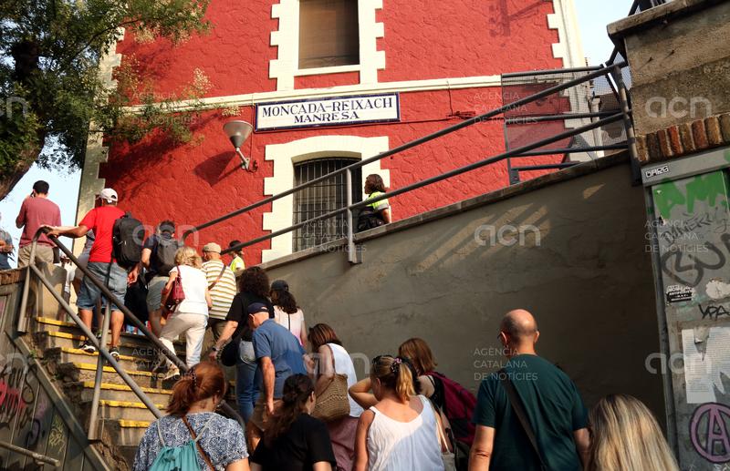 Els usuaris entomen una nova jornada d'afectacions per l'esvoranc de Montcada amb resignació: "Passa dia sí, dia també"