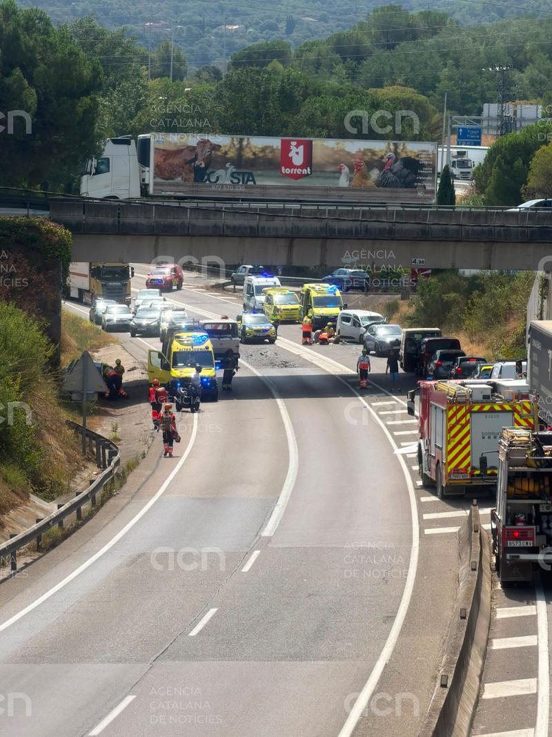 Un xoc frontal entre dos vehicles deixa un ferit crític i un del greu a la C-66 a Sant Julià de Ramis