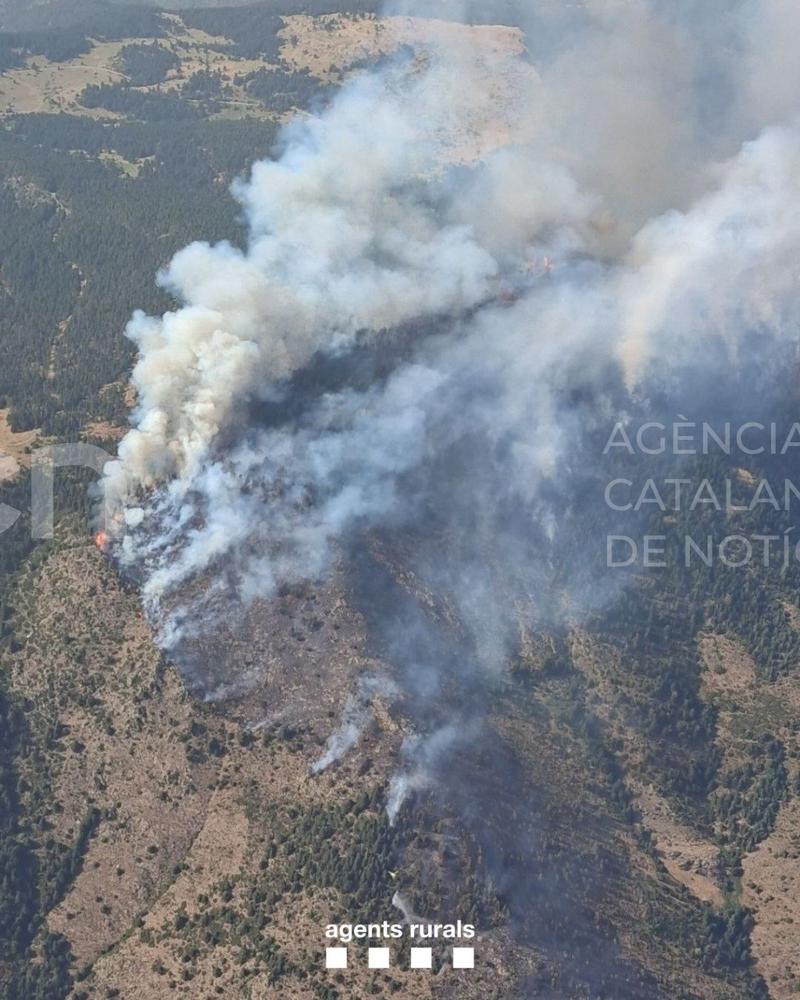 Dinou dotacions dels Bombers continuen treballant en l'extinció de l'incendi de Farrera, que afecta 36,42 hectàrees