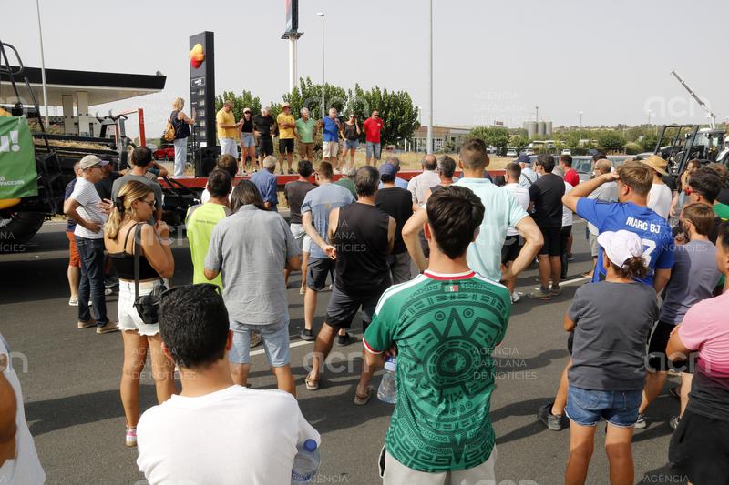 Una cinquantena de tractors tallen la C-14 a Tàrrega per protestar contra la sobrepoblació de conills i les ZEPA