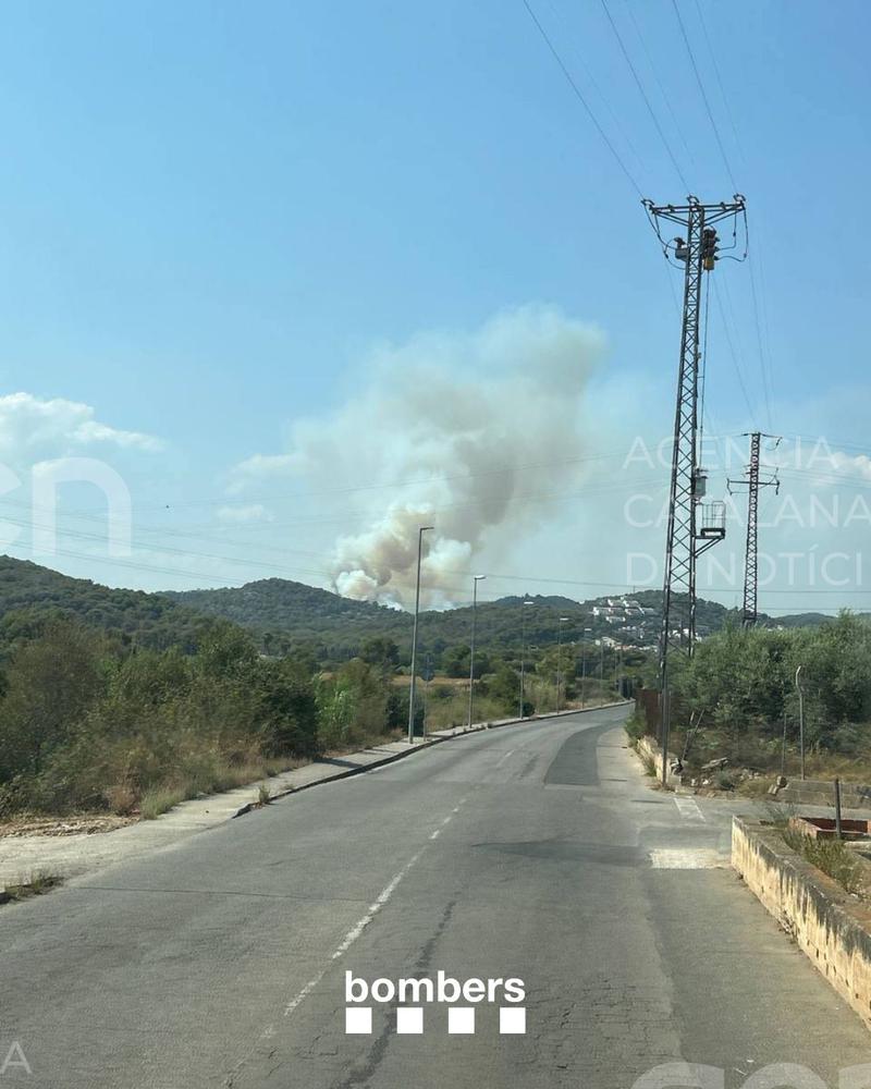Protecció Civil ordena el confinament d'urbanitzacions a Cunit i Castellet i la Gornal per un incendi iniciat a Cubelles
