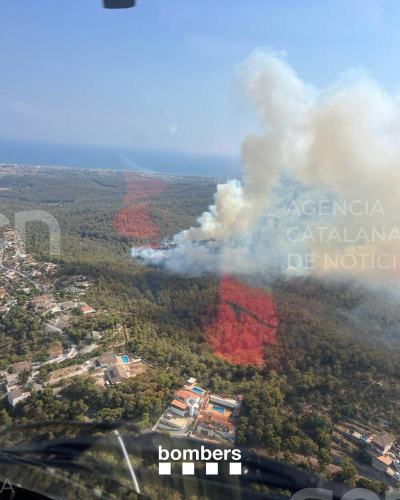 Estabilitzat l'incendi de Cubelles després d'afectar 8 hectàrees i de provocar el confinament de més de 2.500 persones