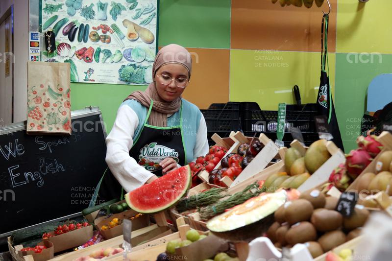 Comerciants nouvinguts prenen el relleu a les parades de Barcelona: "Soc la nova del mercat"