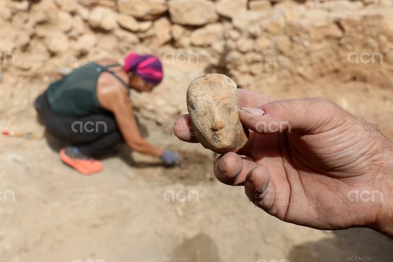 Els arqueòlegs troben un cap femení del segle VI aC que formava part d'un vas ritual en una casa grega d'Empúries 