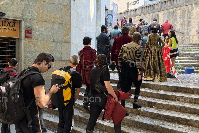 Guàrdies reials, donzelles i cavalls omplen la catedral de Girona en un dels principals dies del rodatge d''Enredados'