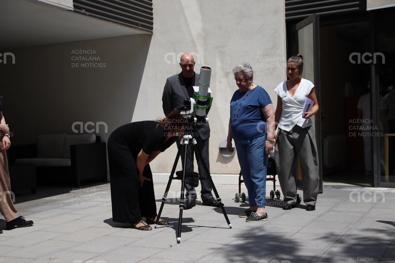 El Govern apropa l'eclipsi a la gent gran amb tallers i activitats als centres residencials