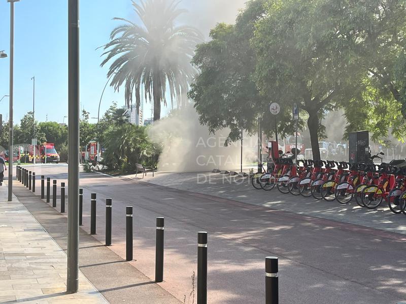 El SEM atén unes 120 persones afectades, cap greu, per l'incendi d'una catenària al metro entre Clot i Glòries