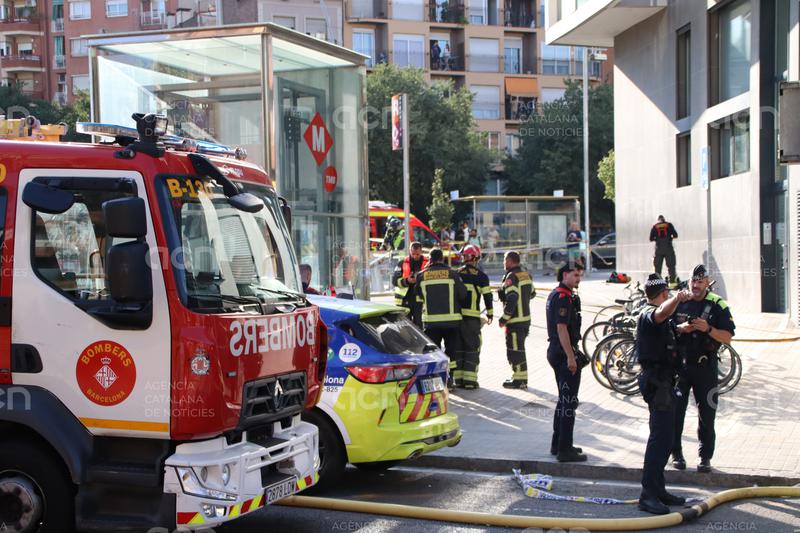 TMB diu que el fum va entrar al vagó del metro perquè el passatge va obrir les portes amb el tirador d'emergència