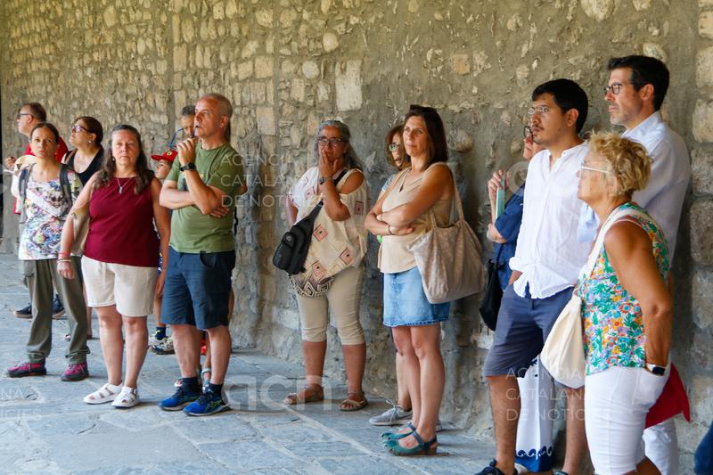 Una vintena de persones descobreixen el conjunt catedralici de Santa Maria d'Urgell el dia que és declarat BCIN