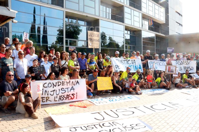 Un centenar de persones clamen contra la condemna "insuficient" al conductor que va matar la ciclista als Àngels