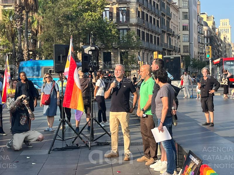 Unes 120 persones es concentren a Barcelona per condemnar l'atemptat del Pride Berlin