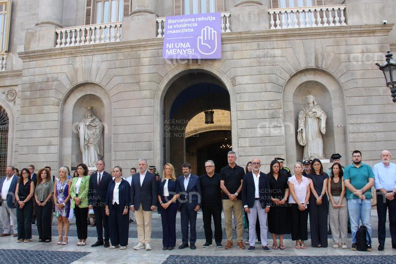 Minut de silenci a Barcelona per condemnar la mort violenta d'una dona a mans de la parella a Sant Martí