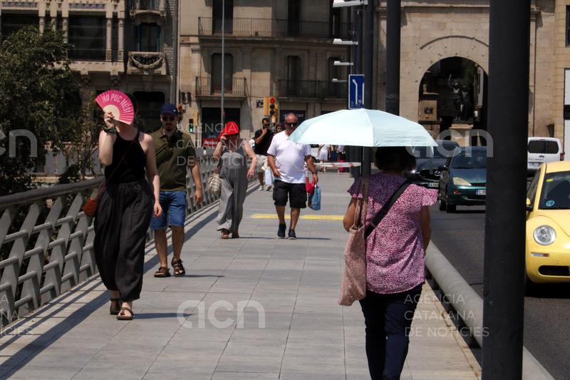 Els termòmetres s'enfilen per sobre dels 41ºC i depassen les màximes de dimecres